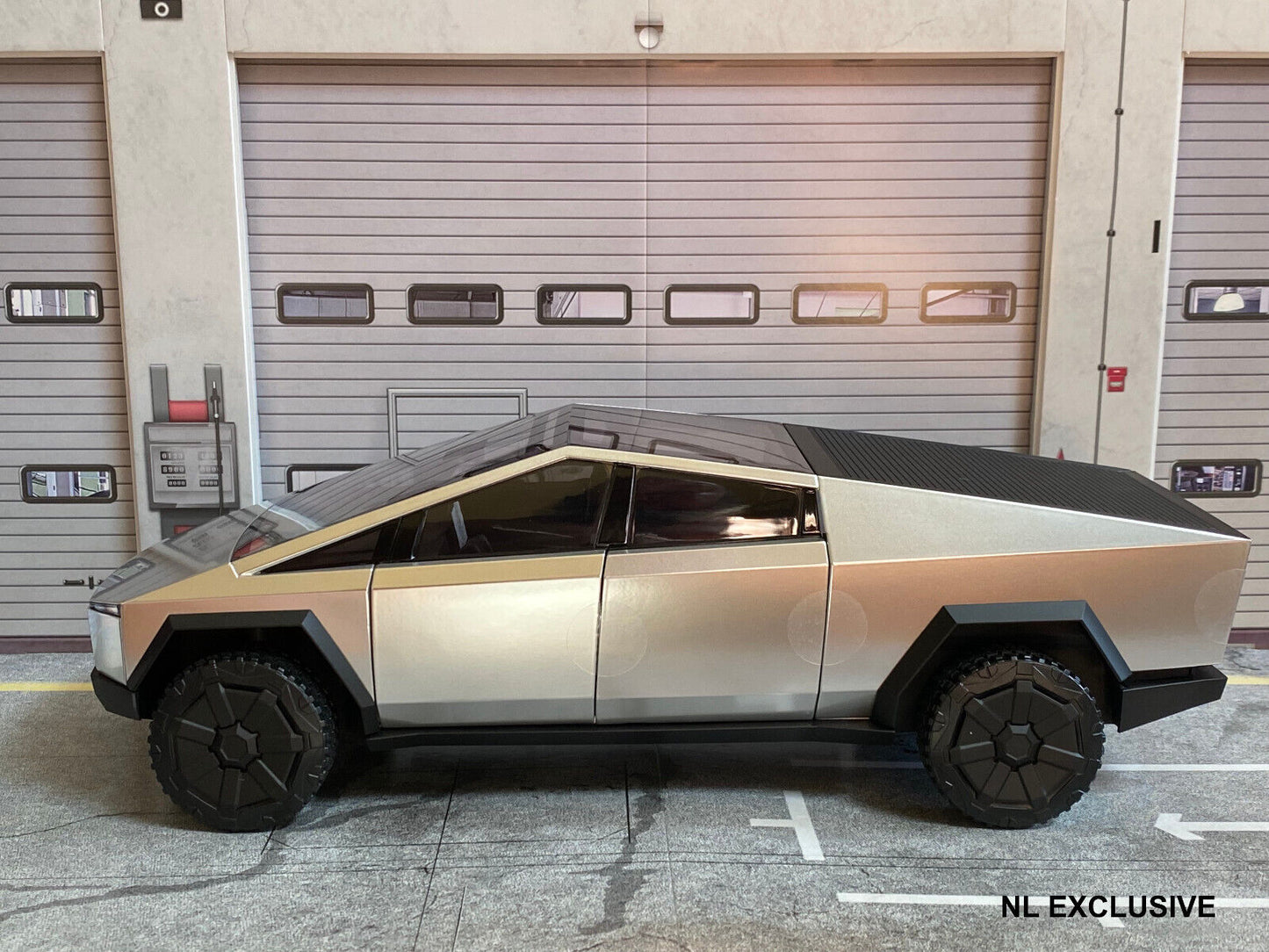 TESLA CYBERTRUCK + "DOG MODE" FIGURE ("HUNDE MODUS" FIGUR) NEU IN OVP NEW 1:18