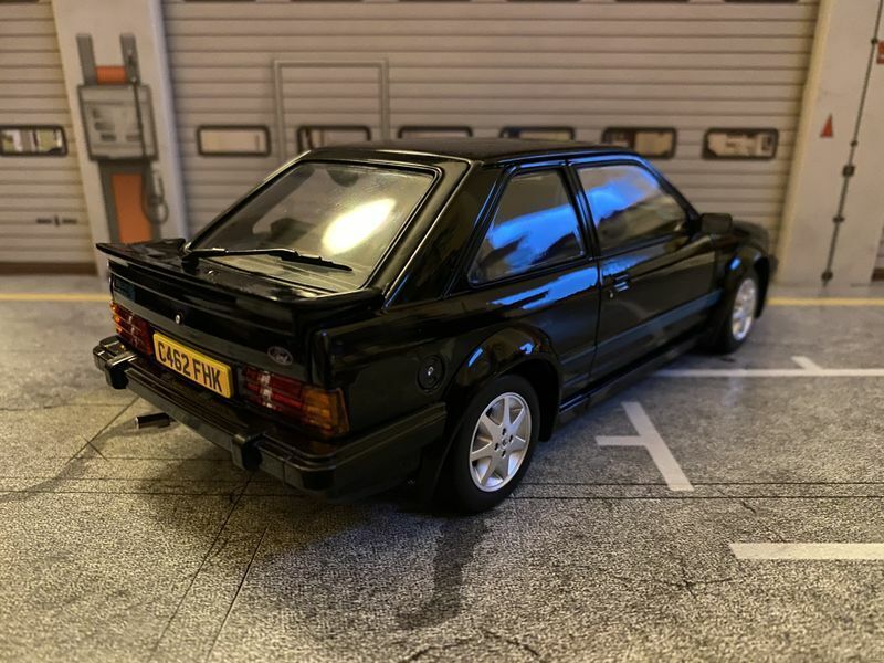Ford Escort RS Turbo von Prinzessin Diana Lady Di mit korrekten Kennzeichen 1:18
