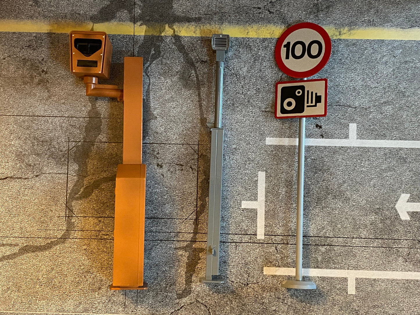 Radarfalle Blitzer Tempo 100 Verkehrsschild Radarkontrolle Metall Diorama Maßstab Neu OVP 1:18