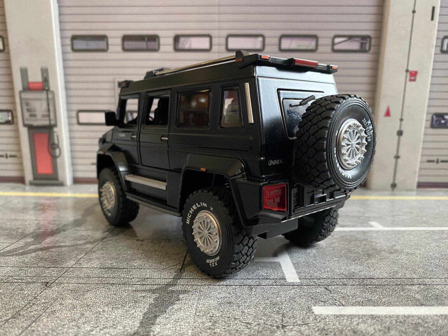Mercedes Benz Unimog U5000 2012 U 5000 alles zu öffnen Metall Licht & Sound 1:24