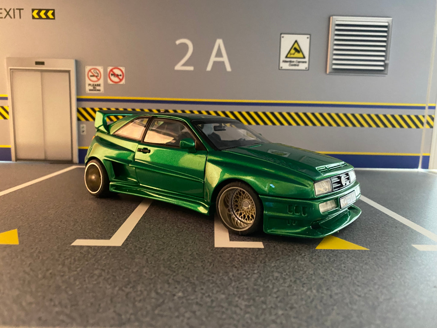 VW Corrado VR6 Rieger Breitbau mit Alufelgen "Candy Green" Tuning Umbau 1:18