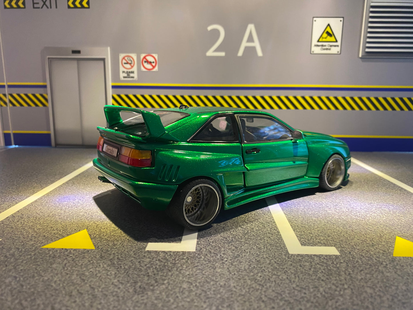 VW Corrado VR6 Rieger Breitbau mit Alufelgen "Candy Green" Tuning Umbau 1:18