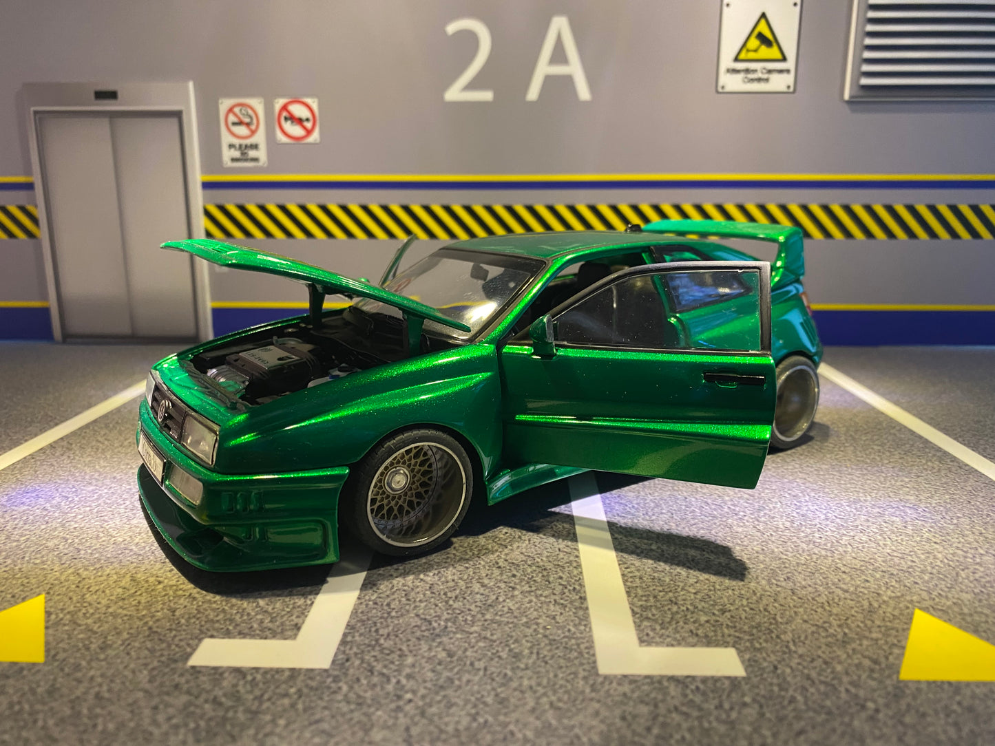 VW Corrado VR6 Rieger Breitbau mit Alufelgen "Candy Green" Tuning Umbau 1:18