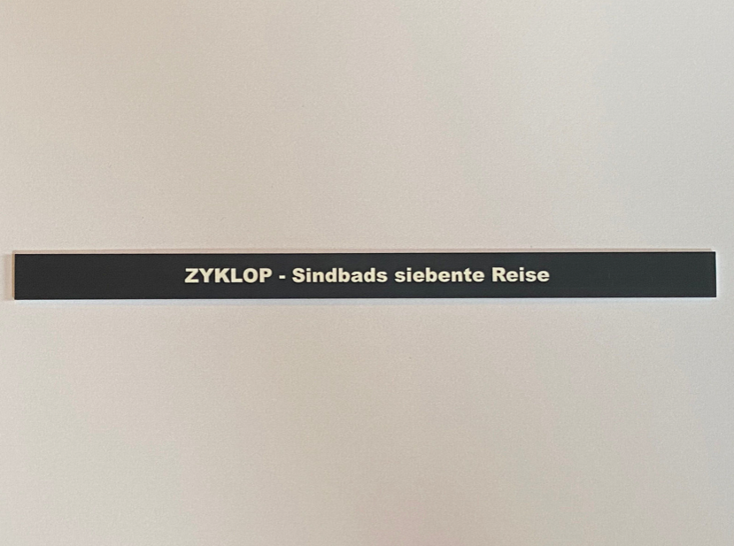 Schild ZYKLOP - Sindbads siebente Reise geprägt & selbstklebend für 1:6 Vitrine