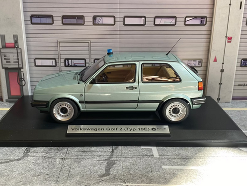VW Golf 2 Polizei Umbau Zivilpolizei Berlin mit Alurädern und abnehmbaren Blaulicht (magnetisch) 1:18