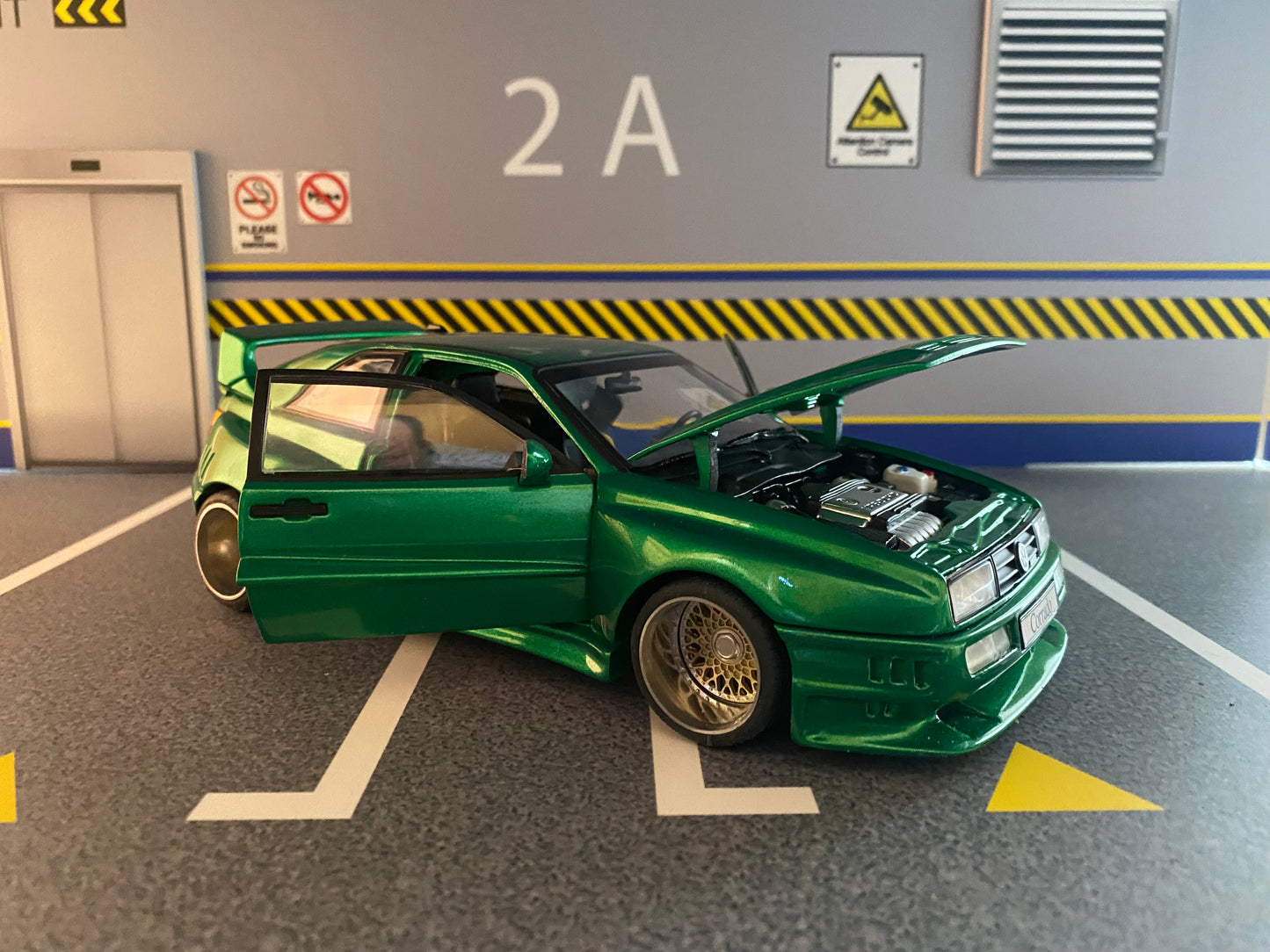 VW Corrado VR6 Rieger Breitbau mit Alufelgen "Candy Green" Tuning Umbau 1:18