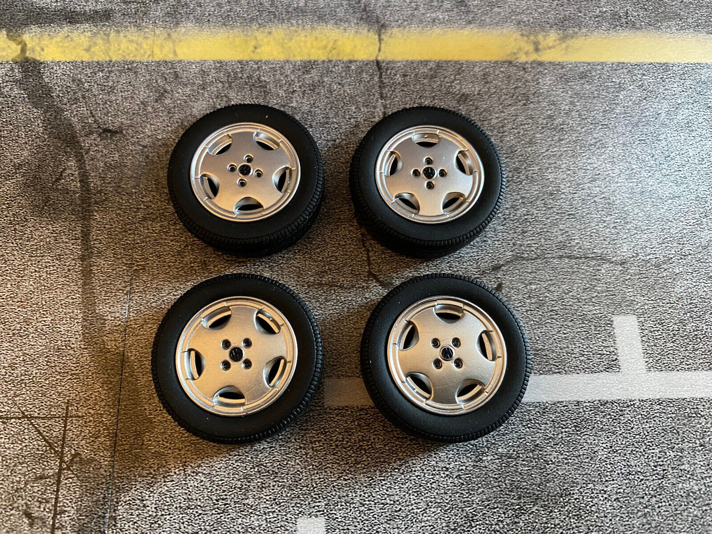 VW Golf Corrado Räder Estoril Felgen + Reifen Norev Alufelgen Tuning 1:18