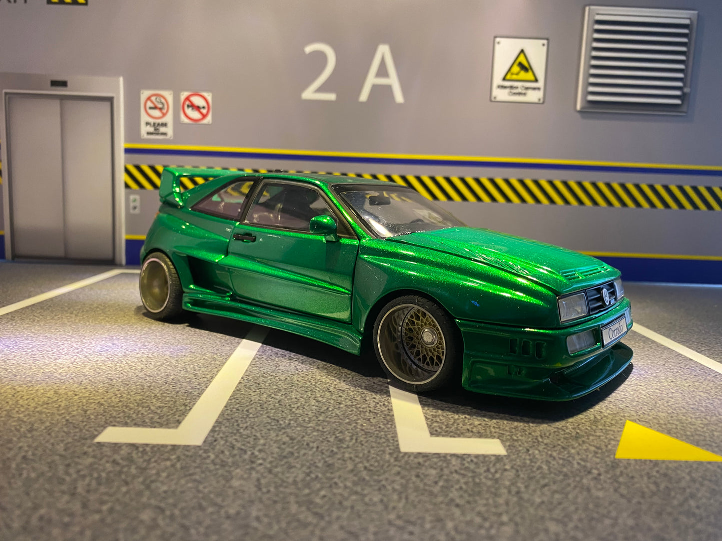 VW Corrado VR6 Rieger Breitbau mit Alufelgen "Candy Green" Tuning Umbau 1:18