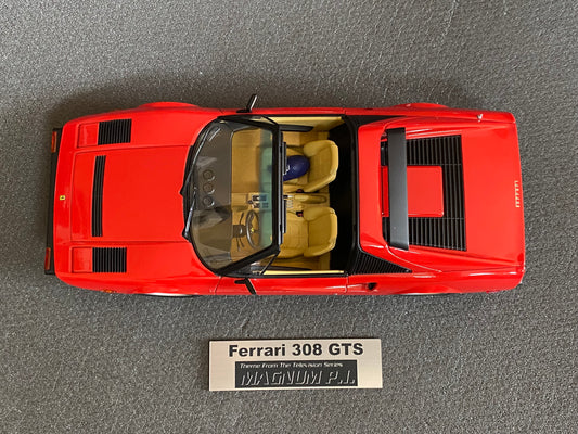 Schild Ferrari 308 GTS Magnum P.I. geprägt und selbstklebend für 1:18 Vitrine