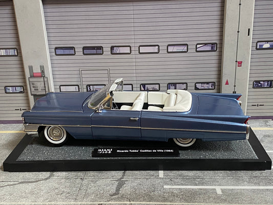 Cadillac de Ville Convertible 1964 mit Figuren "Rico" (Ricardo Tubbs) & "Sonny Burnett" (James Crockett) aus Miami Vice 1:18