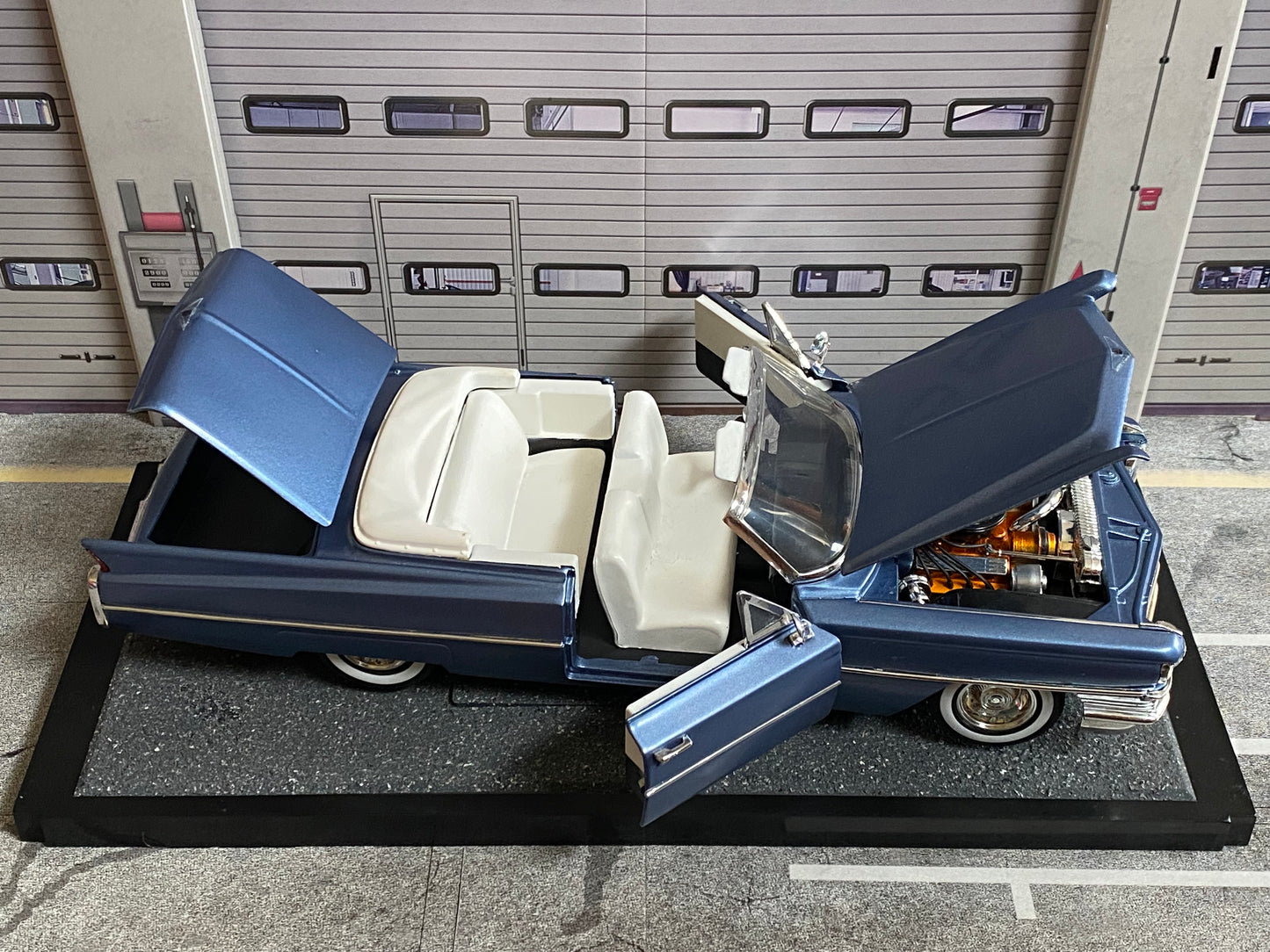 Cadillac de Ville Convertible 1964 mit Figuren Rico (Ricardo Tubbs) & Sonny Burnett (James Crockett) aus Miami Vice 1:18