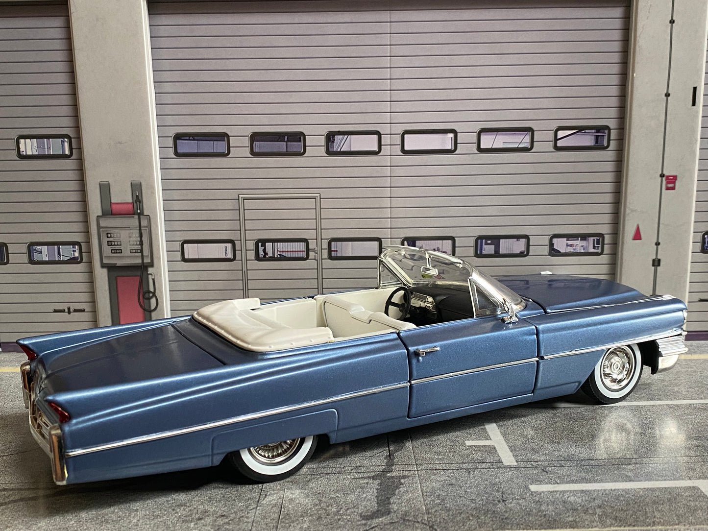 Cadillac de Ville Convertible 1964 mit Figuren Rico (Ricardo Tubbs) & Sonny Burnett (James Crockett) aus Miami Vice 1:18