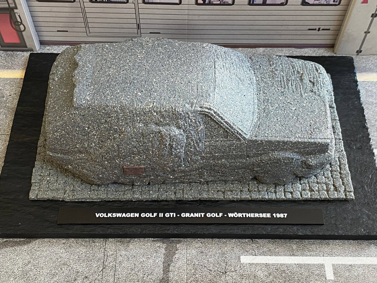 VW Golf 2 GTI "GRANIT GOLF" 1987 Wörthersee VW-Treffen Stein Denkmal Diorama II (Typ 19E) 1:18