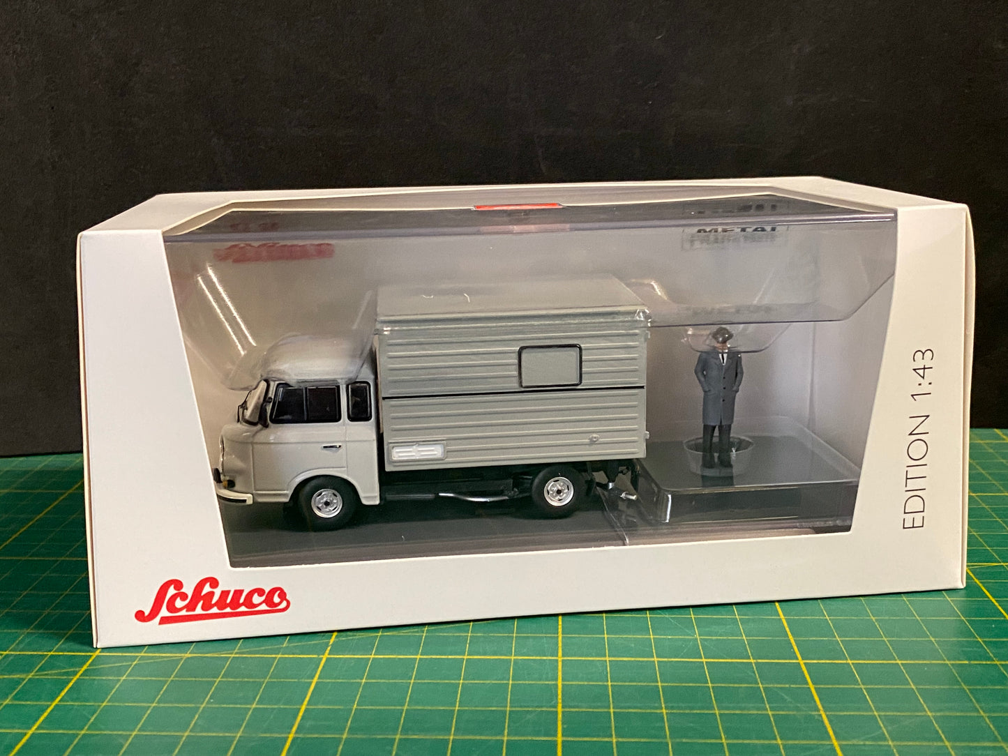 Barkas B 1000 + Figur DDR Staatssicherheit Stasi Schuco 450060500 Neu in OVP 1:43