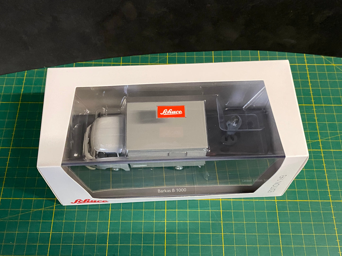 Barkas B 1000 + Figur DDR Staatssicherheit Stasi Schuco 450060500 Neu in OVP 1:43