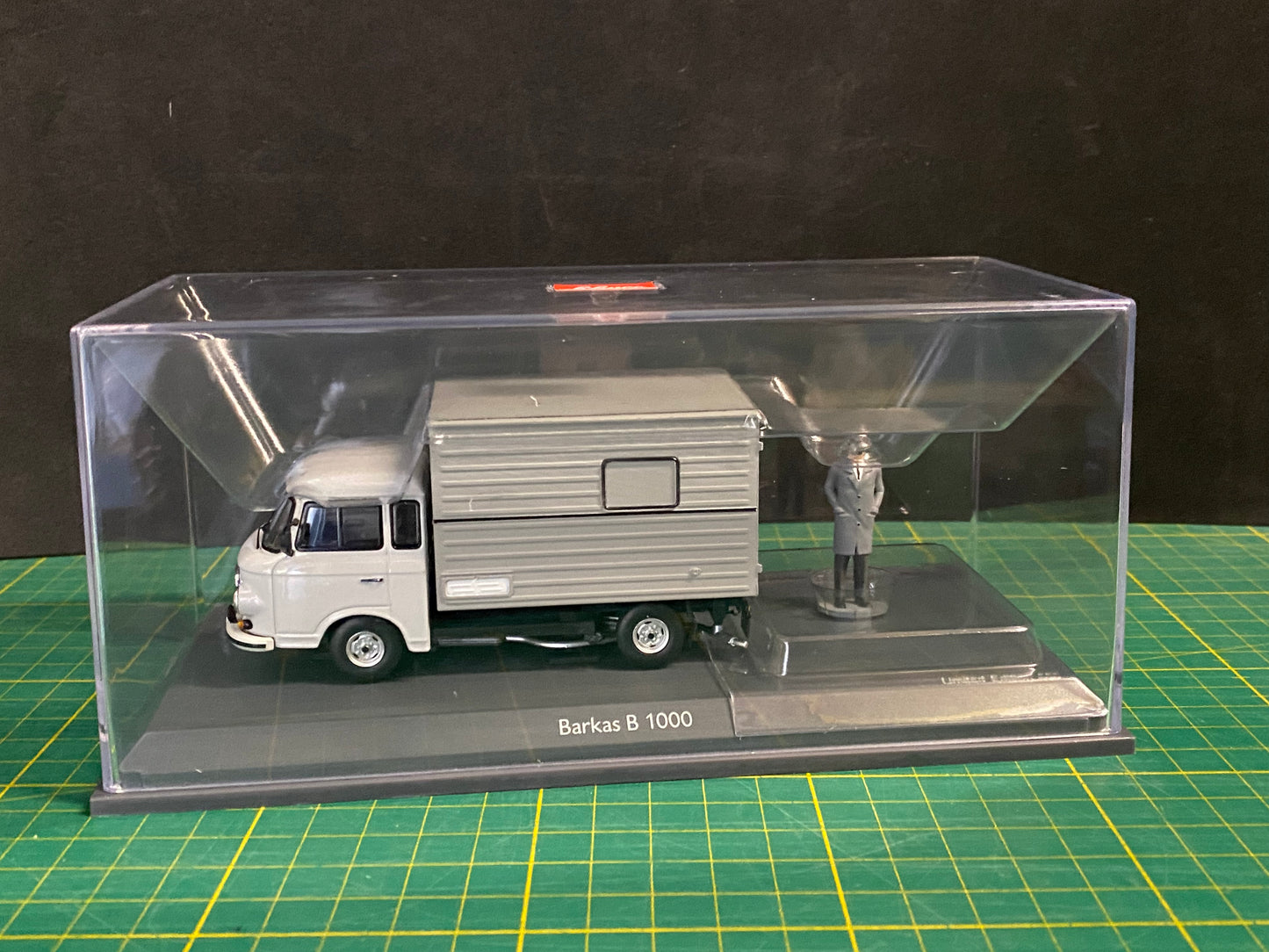 Barkas B 1000 + Figur DDR Staatssicherheit Stasi Schuco 450060500 Neu in OVP 1:43