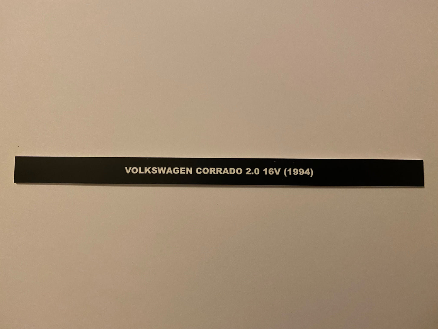 Sockelschild VOLKSWAGEN CORRADO 2.0 16V (1994) geprägt & selbstklebend für 1:18