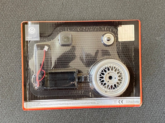 VW Golf 2 GTI Ausgabe Nr.? - BBS Felge Nabendeckel Batteriekasten - Hachette 1:8
