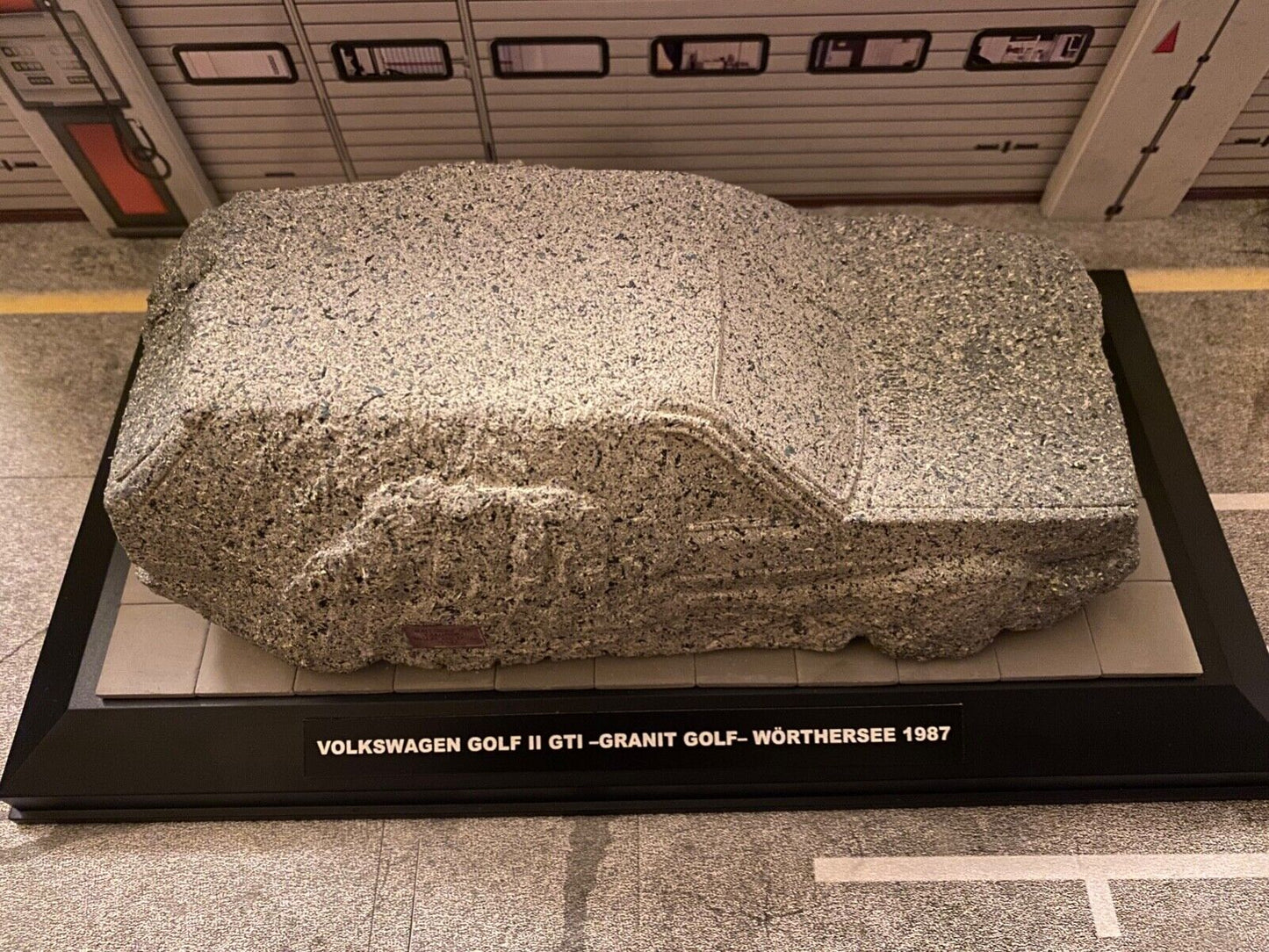 VW Golf 2 II GTI "GRANIT GOLF" 1987 Wörthersee VW-Treffen Denkmal Diorama 1:18