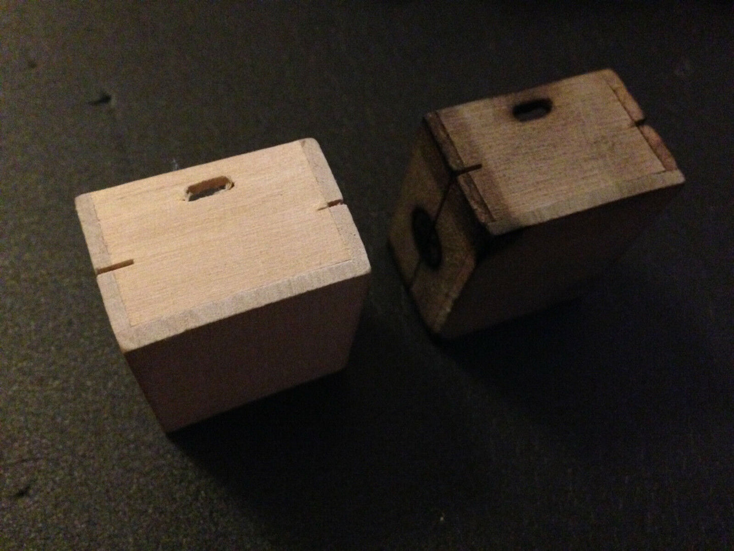 Kohlenkiste aus Holz gealtert mit Briketts u. Brandzeichen für Lkw Ladegut 1:12