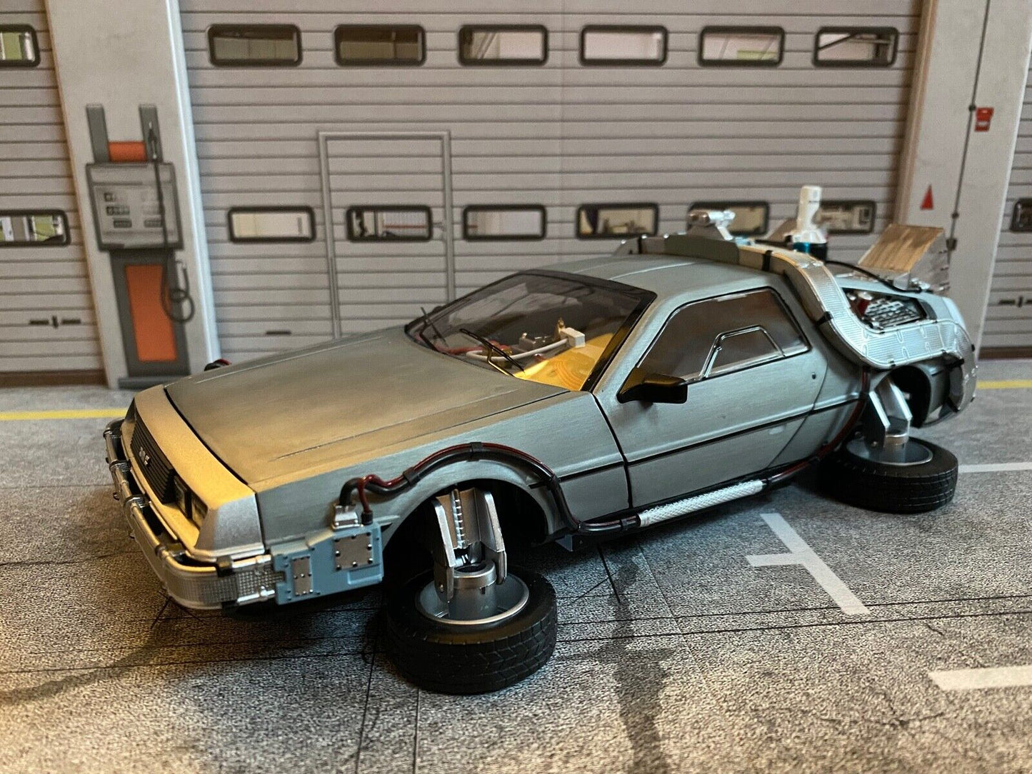 DeLorean Back to the Future Zurück in die Zukunft Hot Wheels Sound & Light 1:18