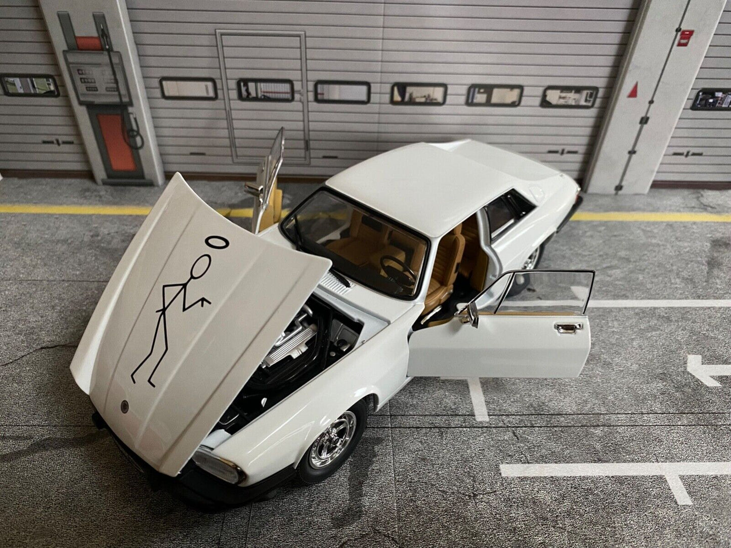 Jaguar XJ-S Simon Templar THE RETURN OF THE SAINT with Saint hood decal XJS 1:18