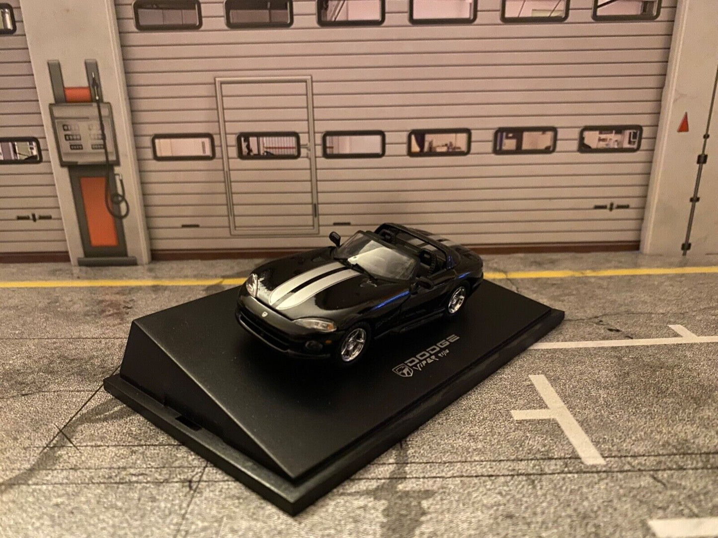 Dodge Viper RT/10 schwarz mit silbernen Streifen 1:43