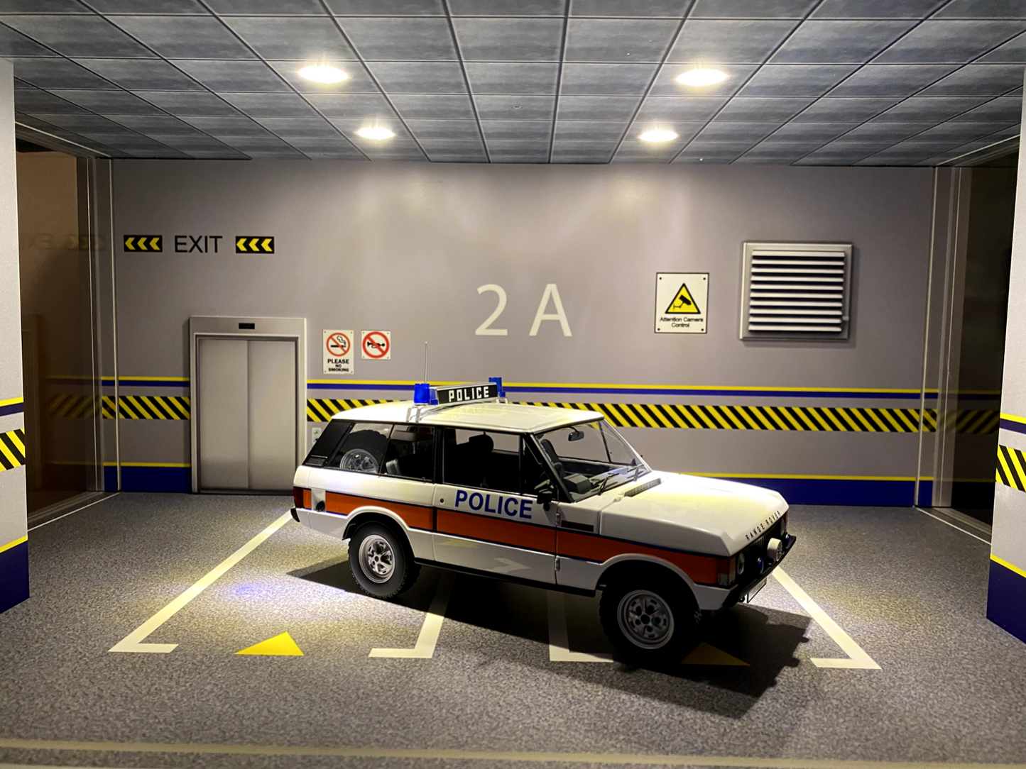 Range Rover Classic Police Car 1980 Almost Real ALM810115 + Figur Neu OVP 1:18