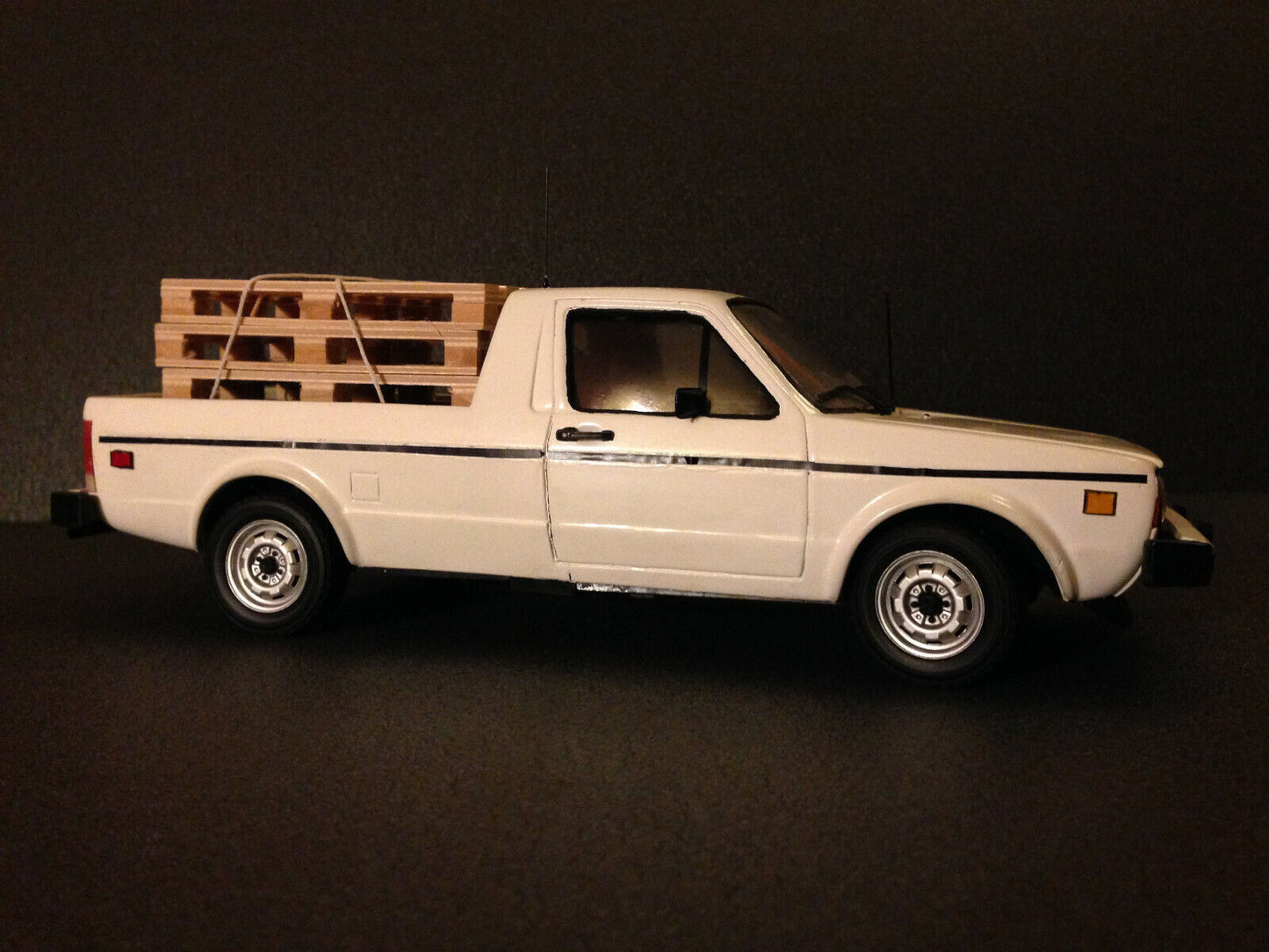 VW Caddy XXL US-Version im Used-Look mit Ladegut Tuning Diorama Volkswagen 1:18