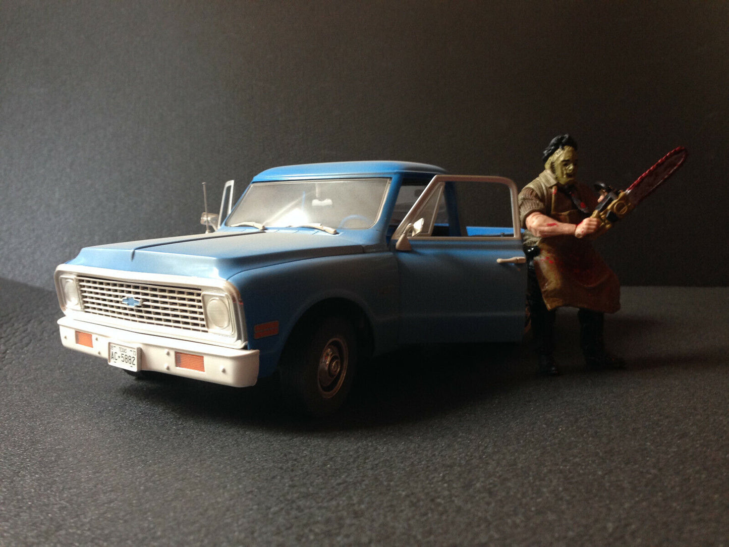 Chevrolet C10 Chevy C-10 The Texas Chainsaw Massacre + Leatherface Figur 1:18