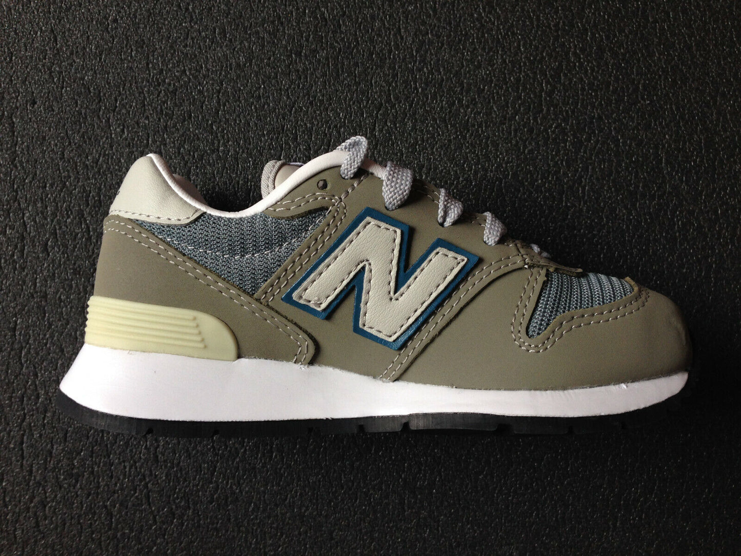 New Balance YC1300J3 1300 vintage colourway new kids size US 10,5 UK 10 EUR 28