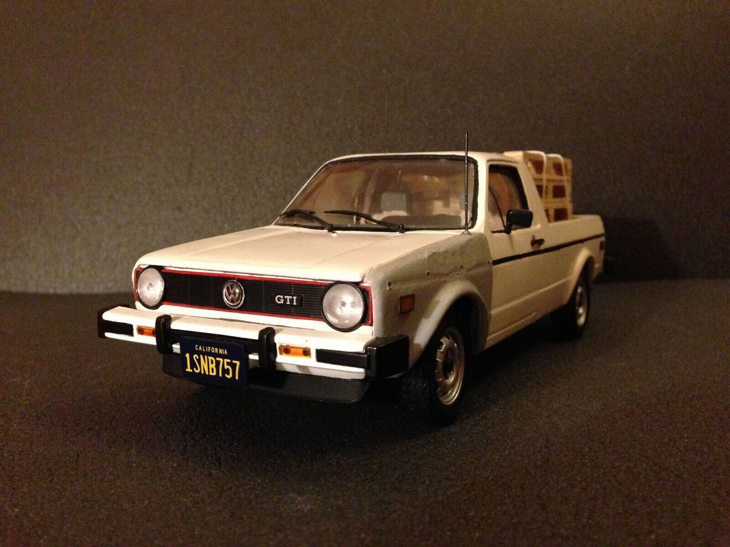 VW Caddy XXL US-Version im Used-Look mit Ladegut Tuning Diorama Volkswagen 1:18