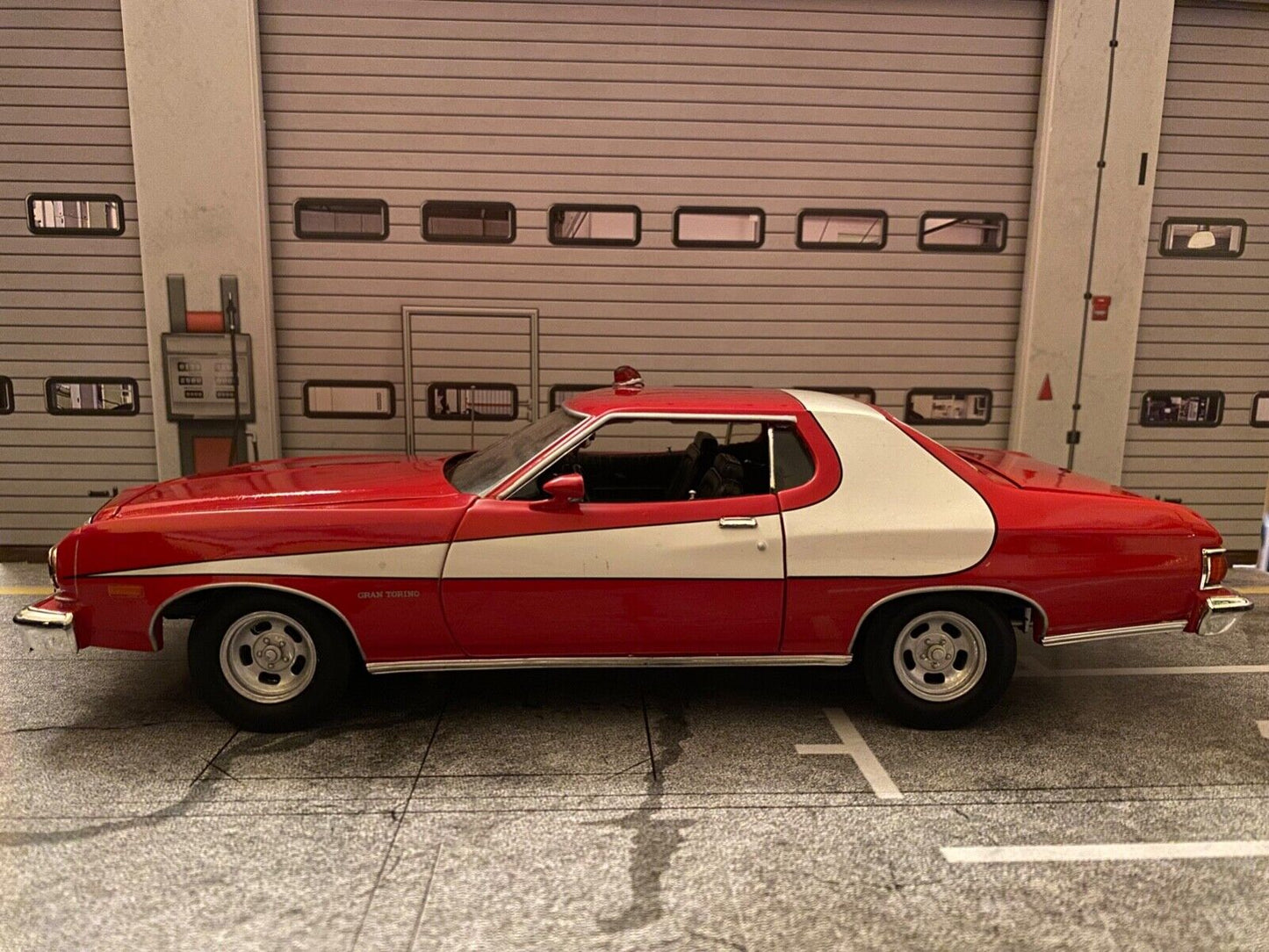 Starsky & Hutch Ford Gran Torino Umbau mit Beleuchtung Licht Teardrop Light 1:18