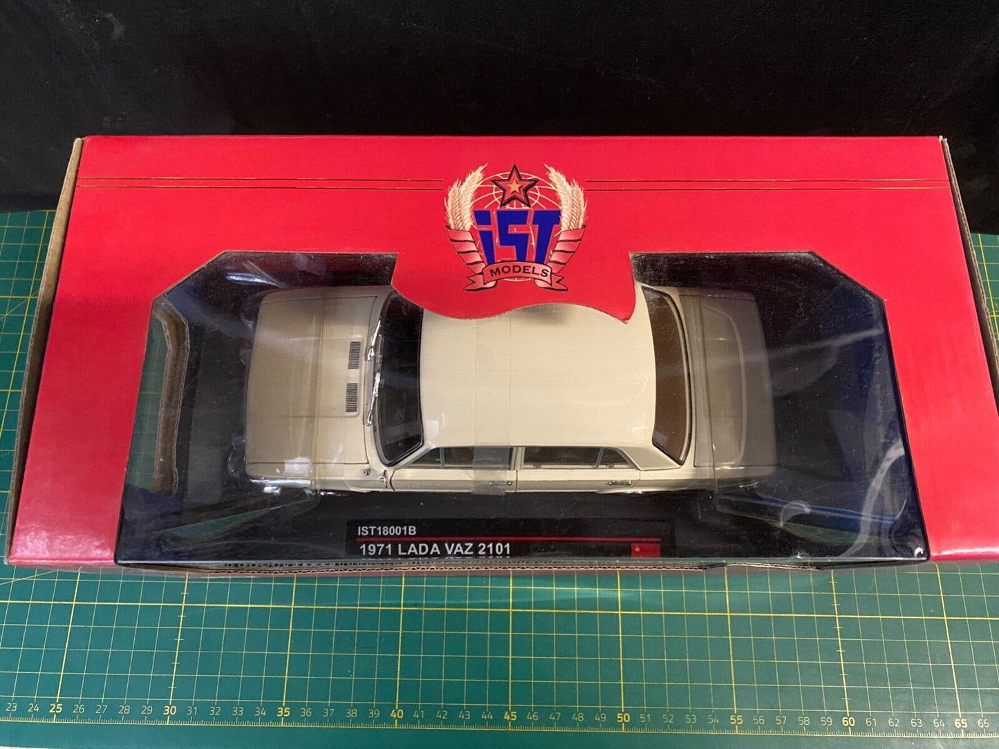 Lada 2101 (1971) Russia Russland beige IST-Models new in box Neu in OVP 1:18