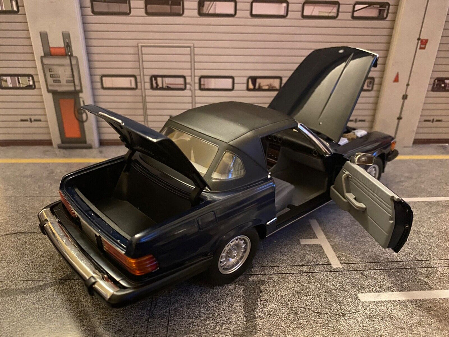 Mercedes Benz 450 SL Dunkelblau R107 dark blue Umbau auf US-Version +Barock 1:18