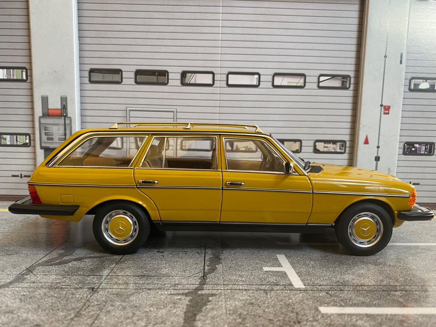 Mercedes Benz 300 TD S 123 W123 Umbau US-Version Hart aber Herzlich von Max 1:18