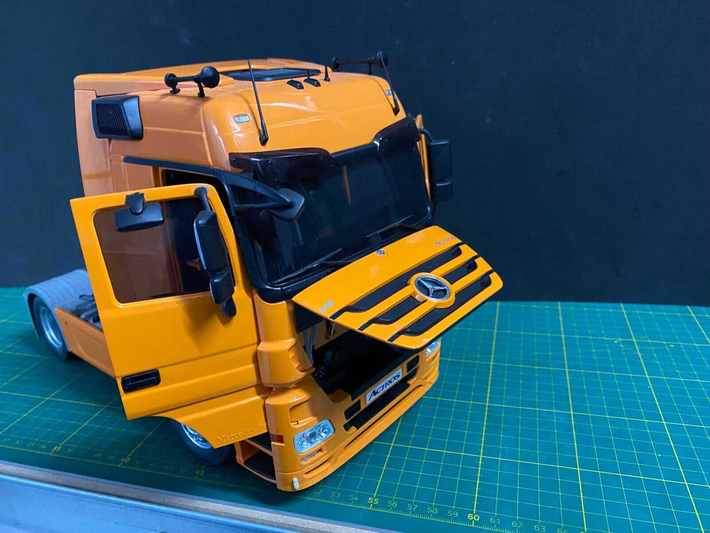 Mercedes Benz Actros Sondermodell IAA Pure Orange Limited 1 von 100 Eligor 1:18