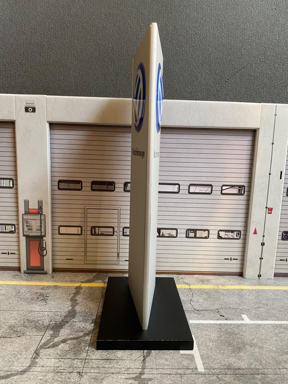 VW Pylon Nutzfahrzeuge Metall ca. 1,9 kg ca. 29 cm hoch für VW Bus-Diorama 1:18