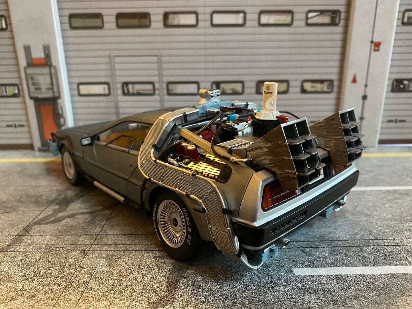 DeLorean Back to the Future Zurück in die Zukunft Hot Wheels Sound & Light 1:18