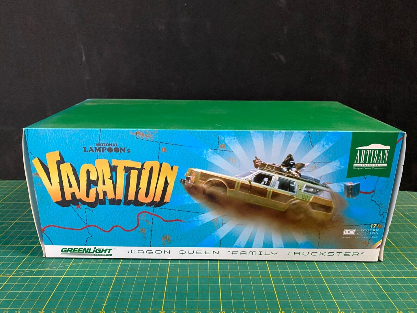 National Lampoon´s Vacation Family Truckster + original Lou Glutz plates 1:18