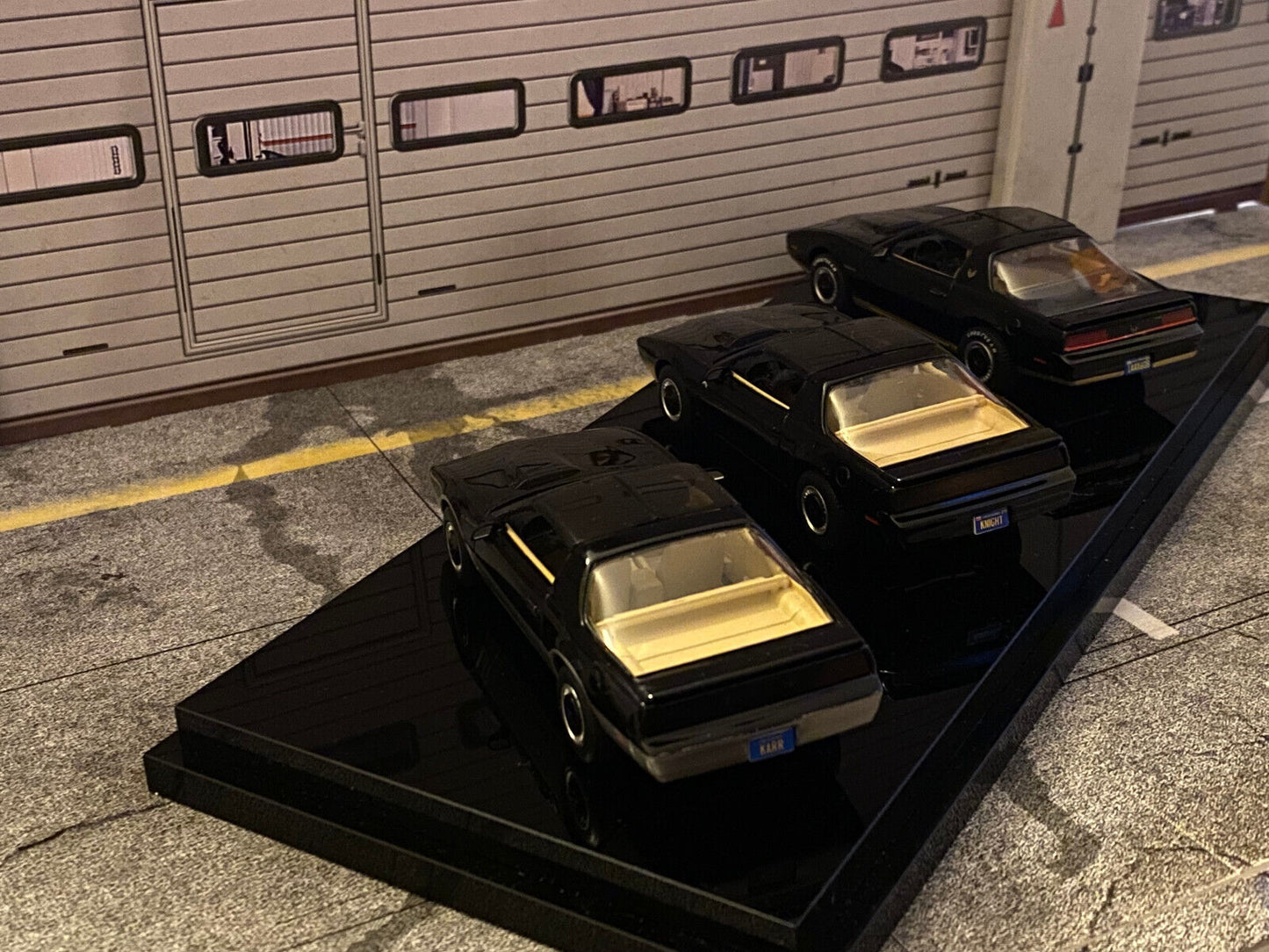 Knight Rider 3er-Set Michael Long First Car + K.I.T.T. + K.A.R.R. + Vitrine 1:43