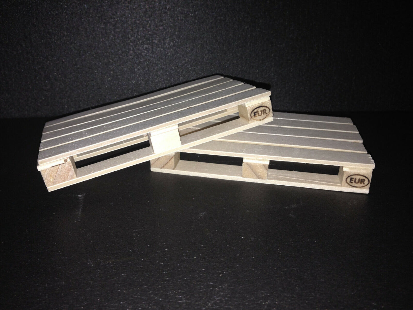 2 Paletten Holz mit EUR-Brandzeichen für Lkw Ladegut Maßstab ca. 1:10 1:12 1:14