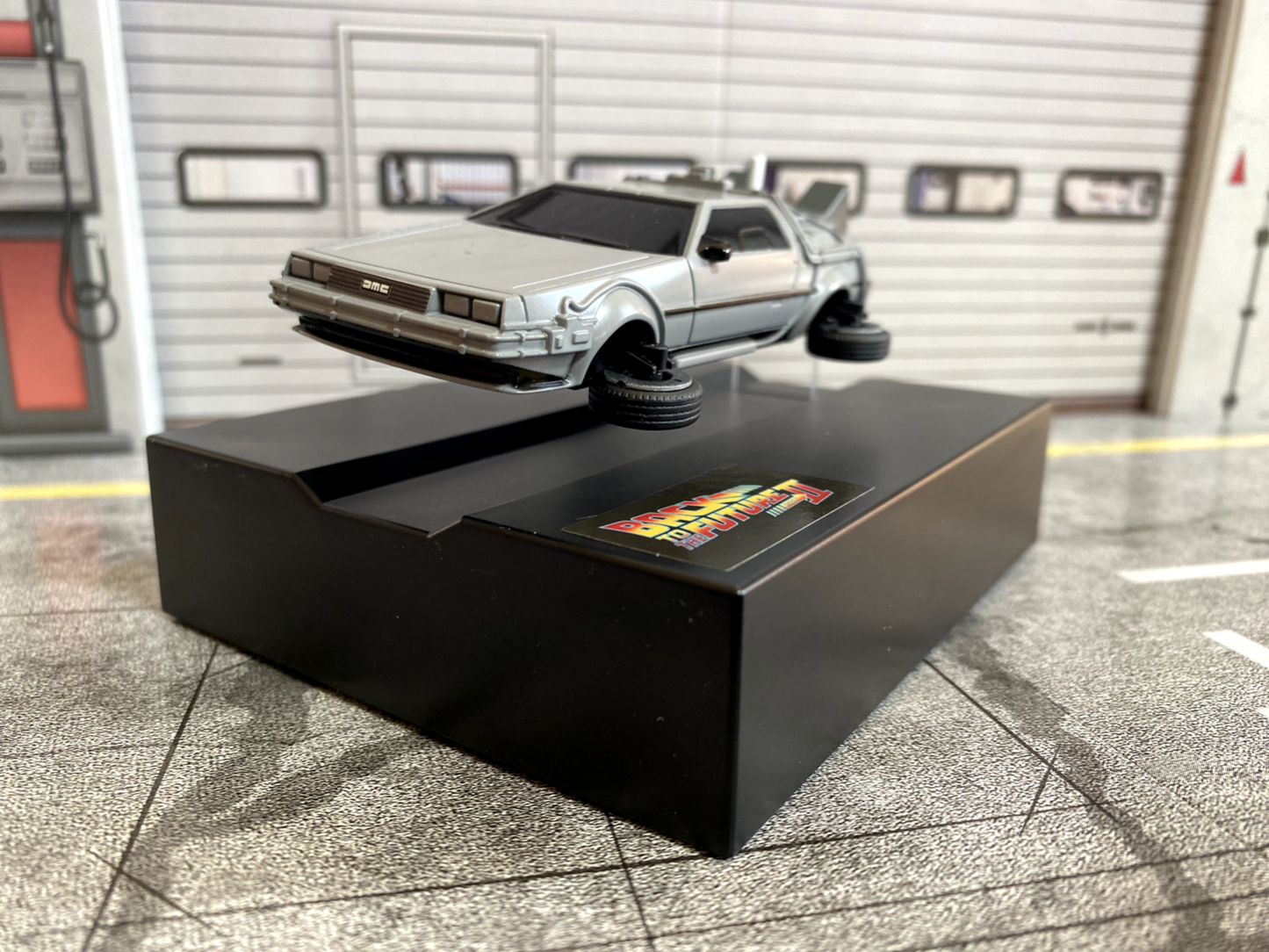 Floating DeLorean Back To The Future Zurück in die Zukunft SCHWEBEND neu 1:43