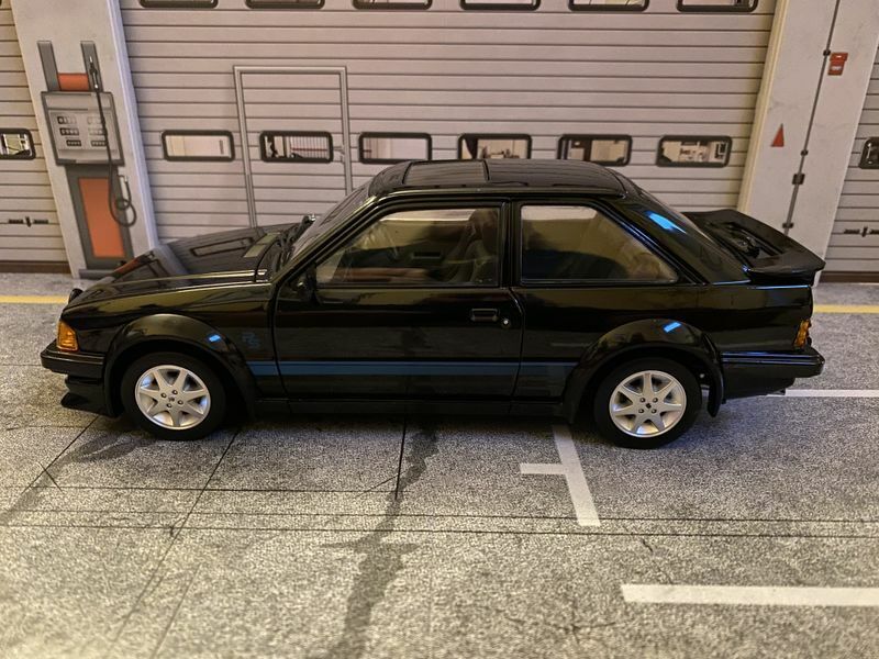 Ford Escort RS Turbo" with the royals figure Prinzessin Diana Lady Di 1:18