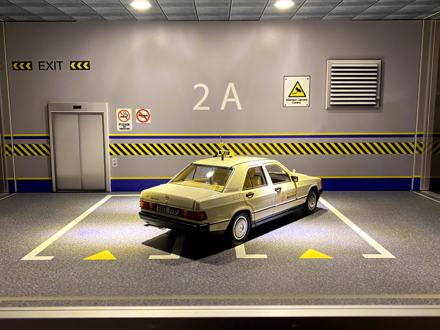 Mercedes Benz 190 E W 201 W201 Taxi Umbau Würfelfunk (alles zu öffnen) 1:18