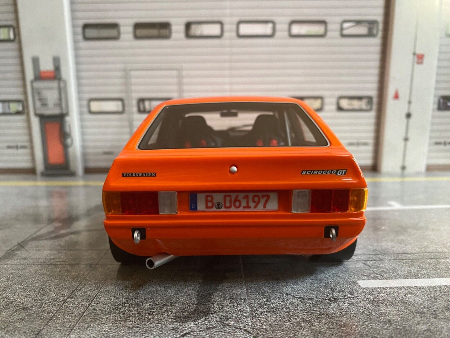 VW Scirocco GT Gr.2 Breitbau Orange mit roter 06er Nummer Tuning Diorama 1:18