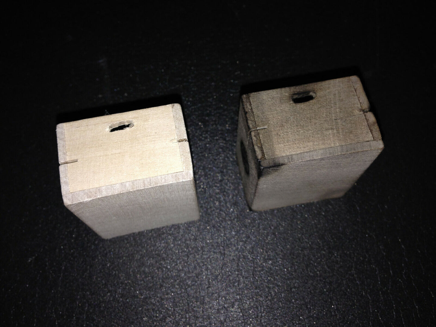 Kohlenkiste aus Holz gealtert mit Briketts u. Brandzeichen für Lkw Ladegut 1:12