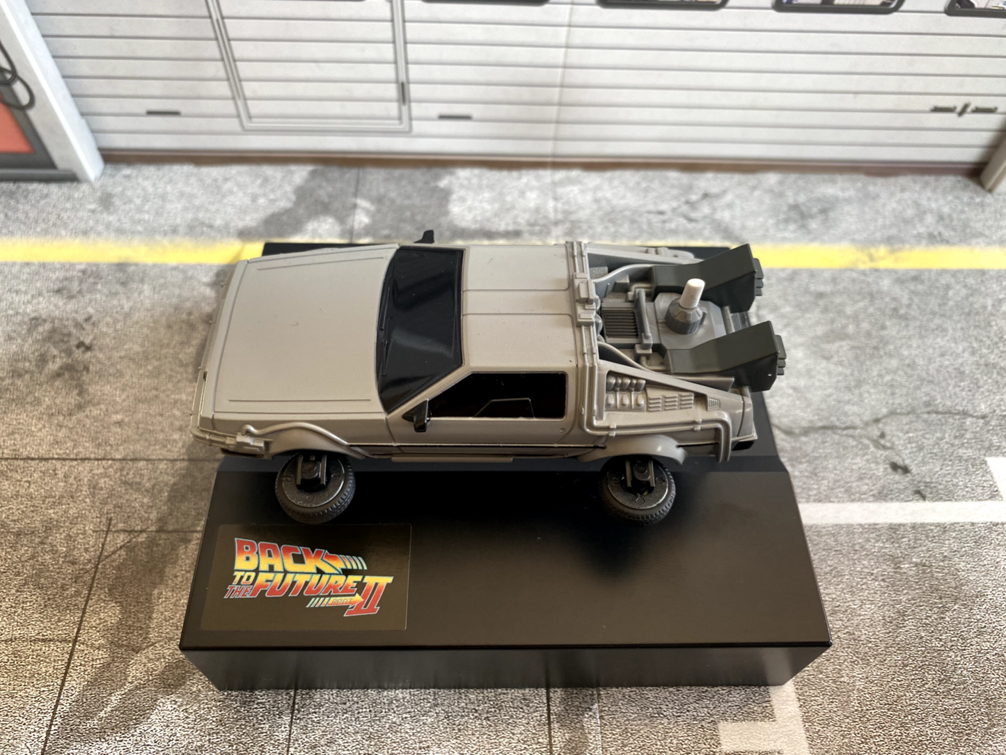 Floating DeLorean Back To The Future Zurück in die Zukunft SCHWEBEND neu 1:43
