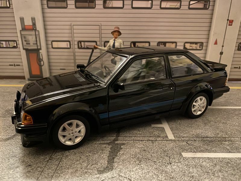 Ford Escort RS Turbo" with the royals figure Prinzessin Diana Lady Di 1:18