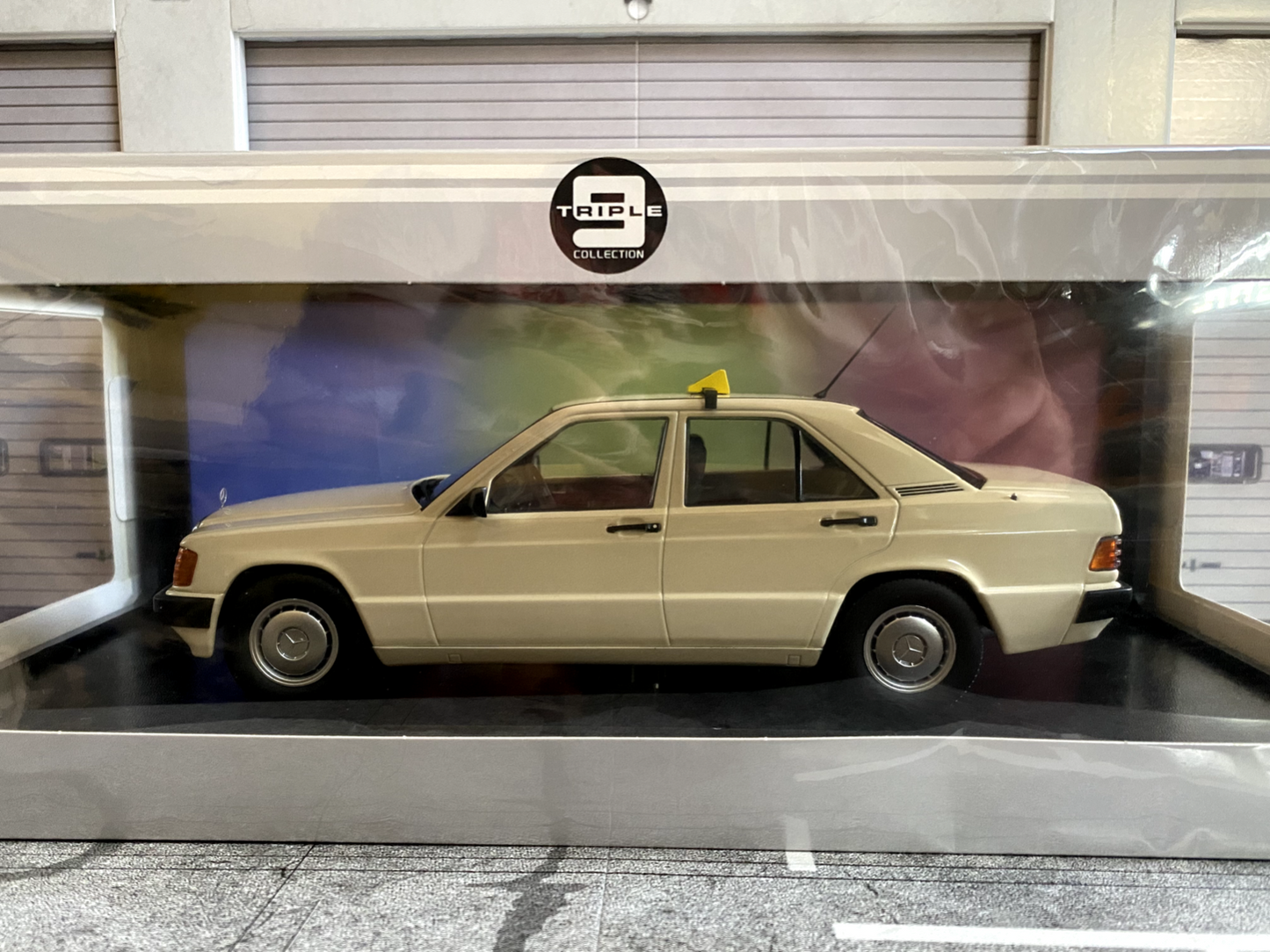 Mercedes Benz 190E Klasse W107 Taxi mit Duisburger Kennzeichen DUDU geprägt 1:18